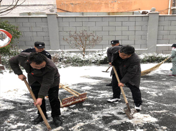 大雪不停，保障不止，第一黨支部組織黨員出動(dòng)保障群眾出行路