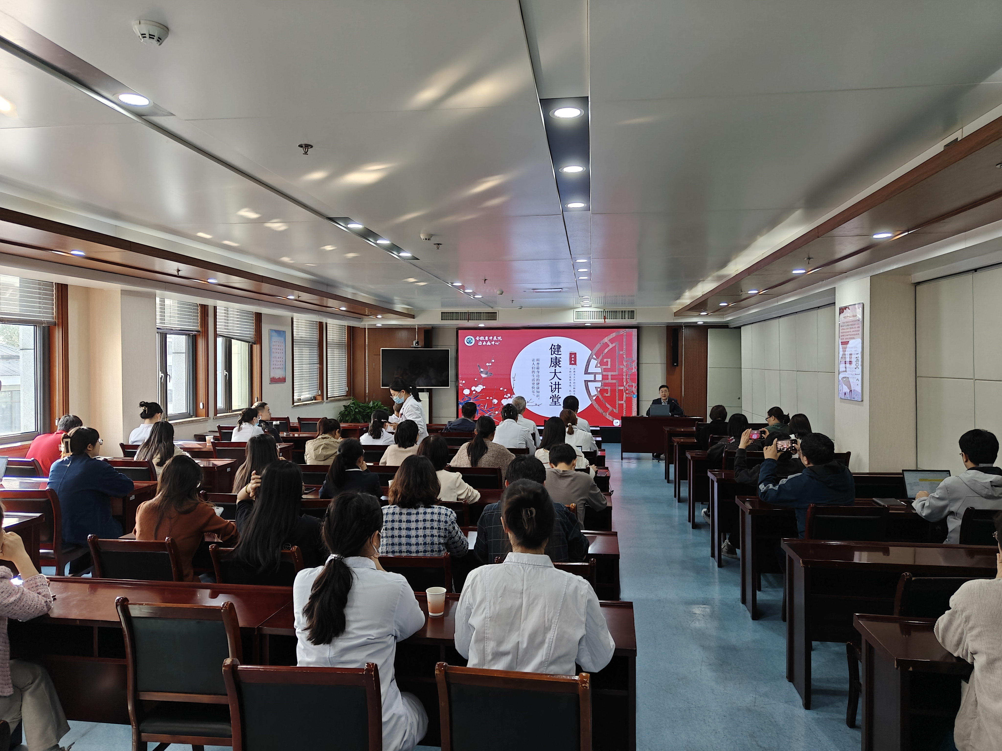 “義診暖人心，共筑健康夢(mèng)”——皖投置業(yè)公司第三黨支部聯(lián)合安徽中醫(yī)藥大學(xué)第一附屬醫(yī)院治未病黨支部、皮膚科黨支部開(kāi)展支部共建活動(dòng)